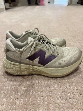 New Balance 880 tennis shoes